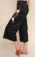 Load image into Gallery viewer, Floral Presley Capri Pants