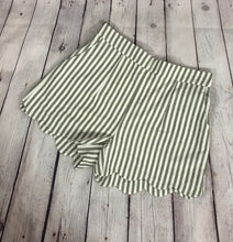 Load image into Gallery viewer, Kristin Scalloped Shorts-OLIVE & BLUE - The Barron Boutique