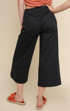 Load image into Gallery viewer, Floral Presley Capri Pants