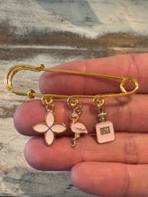 Load image into Gallery viewer, Bow &amp; Pearl Charm Pins