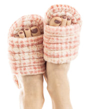 Load image into Gallery viewer, Cranberry Pink Houndstooth Faux Fur Slippers